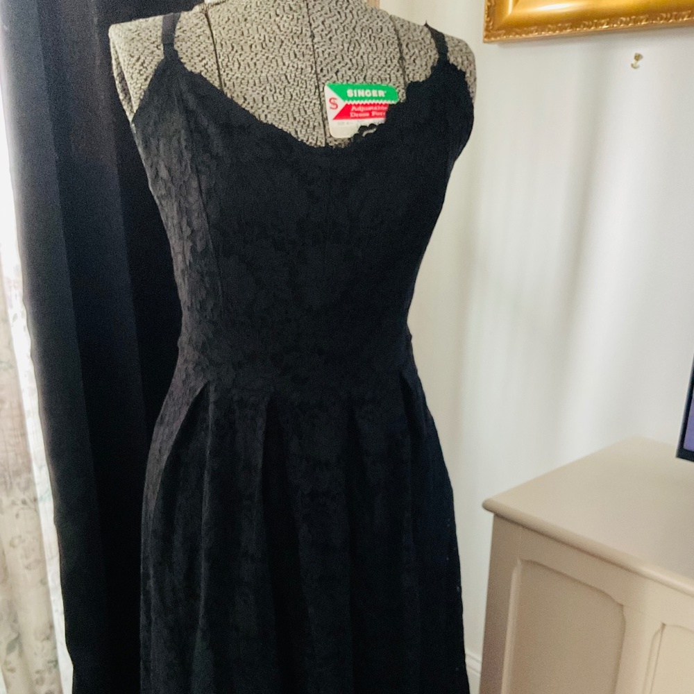 Atulewhi black lace dress